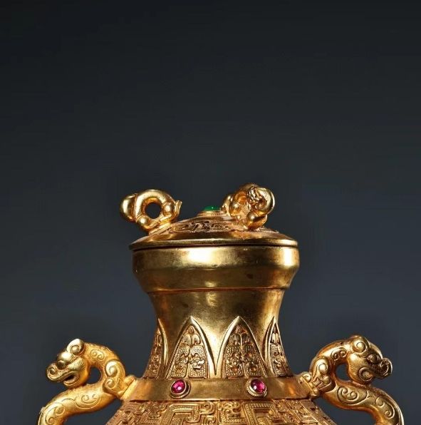 中国古美術・銅製の高浮き彫り鎏金宝石を嵌め缶・茶道具・置物・文房具・案頭・純銅 中国古美術・銅製の高浮き彫り鎏金宝石を嵌め缶・茶道具・置物
