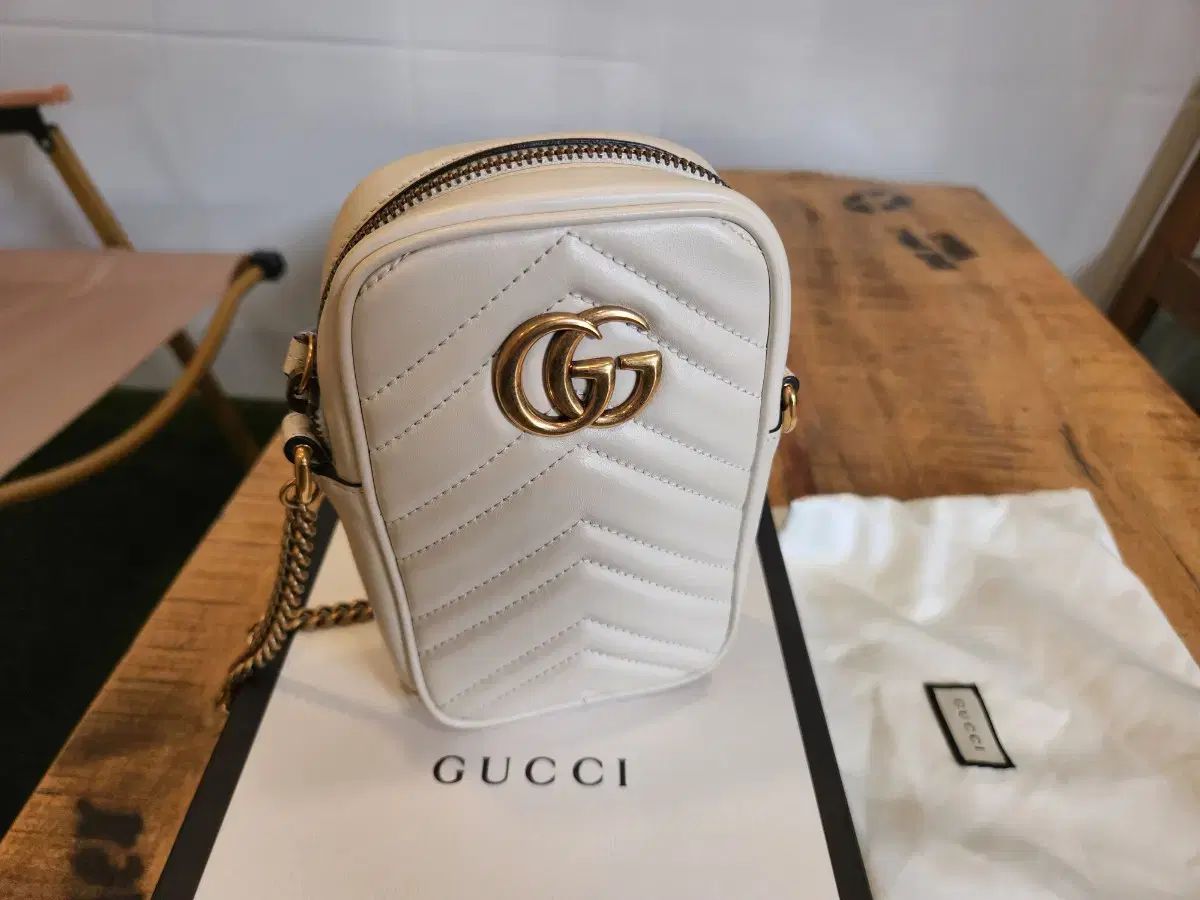 GUCCI グッチ マーモント マトラッセ ミニ チェーン スマホポーチ
