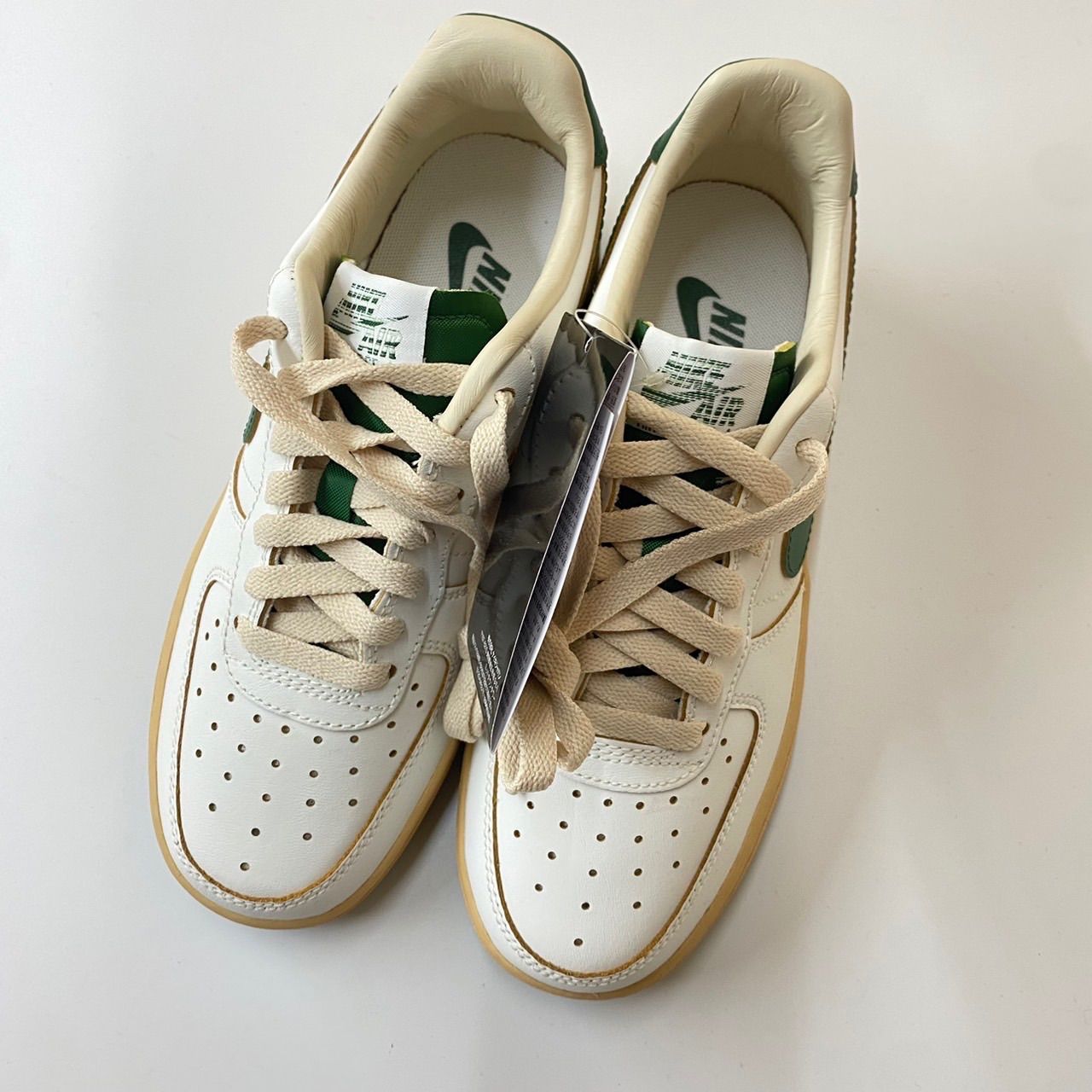 NIKE WMNS AIR FORCE 1 '07 SAIL/GORGE GREEN-SESAME DZ4764-133 NIKE WMNS AIR FORCE 1 '07 SAIL/GORGE GREEN-SESAME DZ4764-133