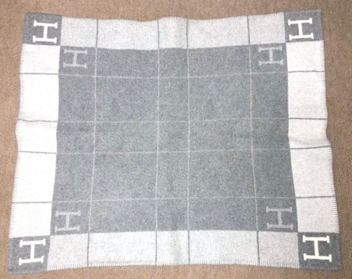 早い者勝ち HERMES エルメス プレード アヴァロン Avalon ブランケット Hロゴ 116 x 96cm ウール90% カシミヤ10% グレー