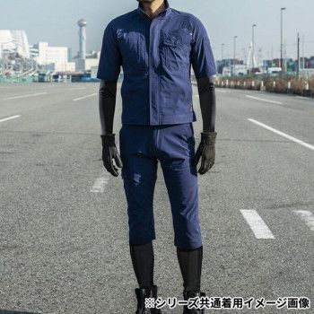 グレー