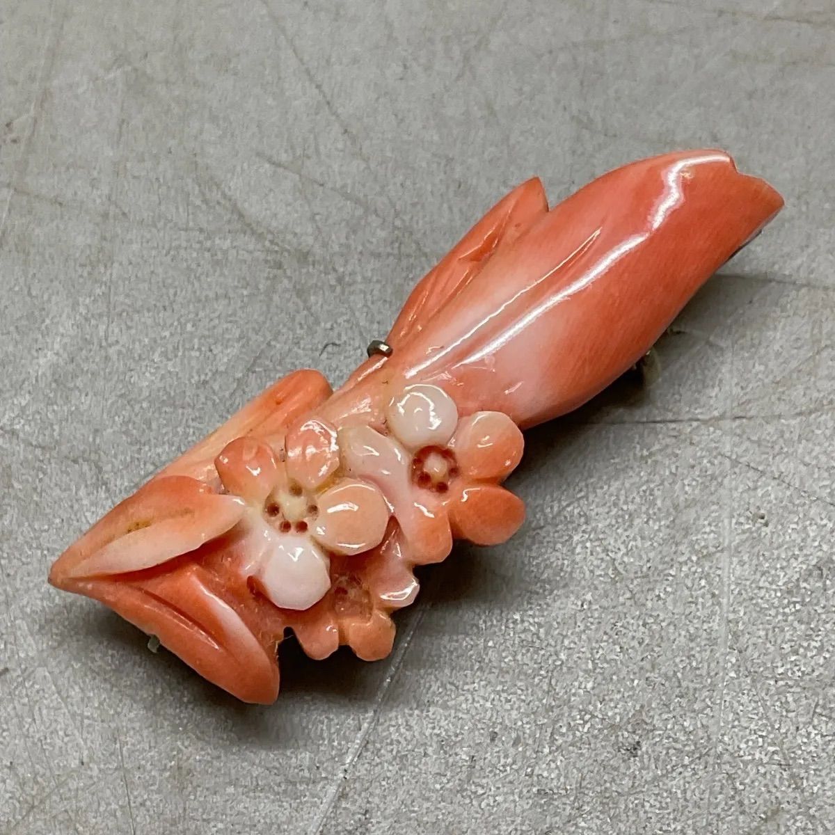 珊瑚 帯留め 花彫刻 和装小物