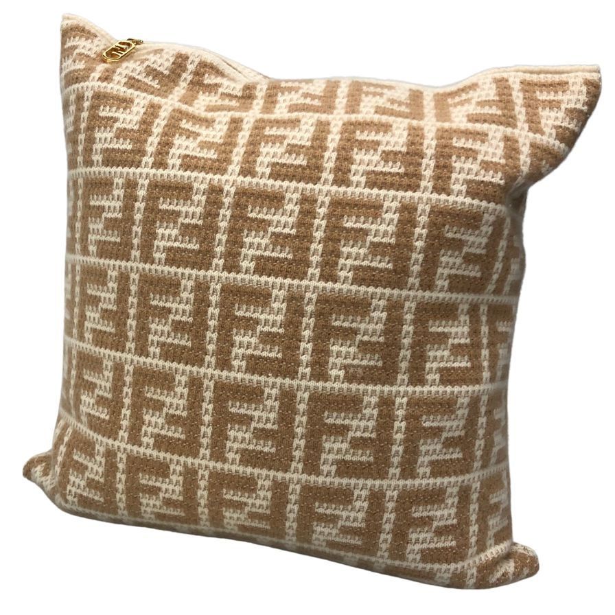 ローラアシュレイイギリス老舗　一面刺繍枕クッション　フェザーパッド　新品 ローラアシュレイイギリス老舗 一面刺繍枕クッション フェザー