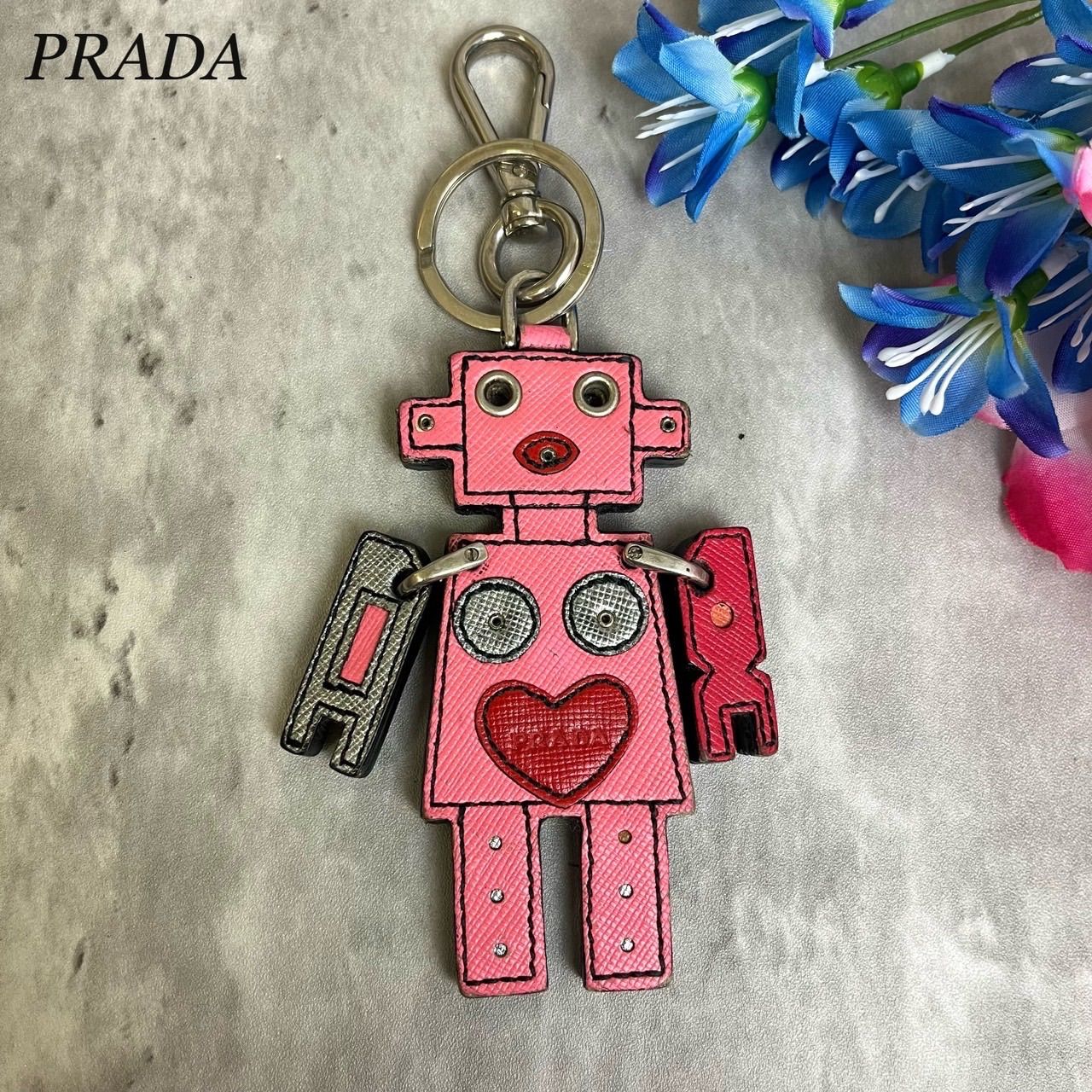 ✨良品✨ PRADA プラダ キーリング キーホルダー ストラップ ロボットチャーム シルバー金具 ロゴ型押し サフィアーノレザー レディース ピンク  桃色 レッド 赤色 - メルカリ