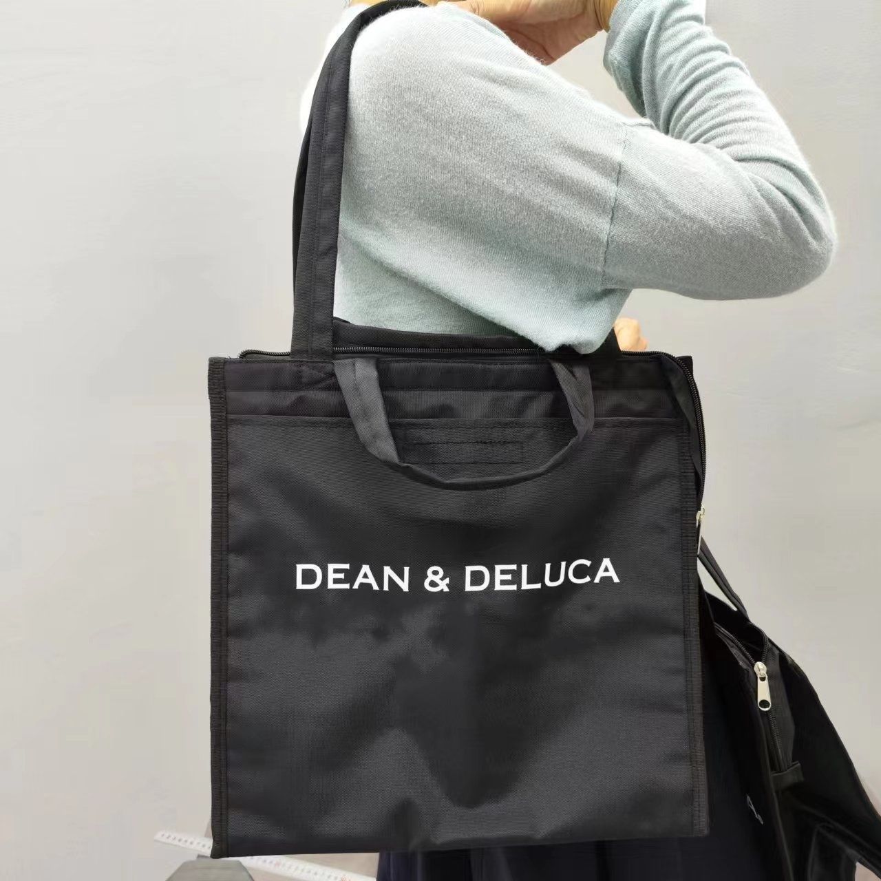 DEAN & DELUCA（ディーン＆デルーカ）保冷アルミ ランチ バッグ 保冷機能付きデイリーBIGトートバッグ 保温 保冷バッグ Lサイズ -  メルカリ