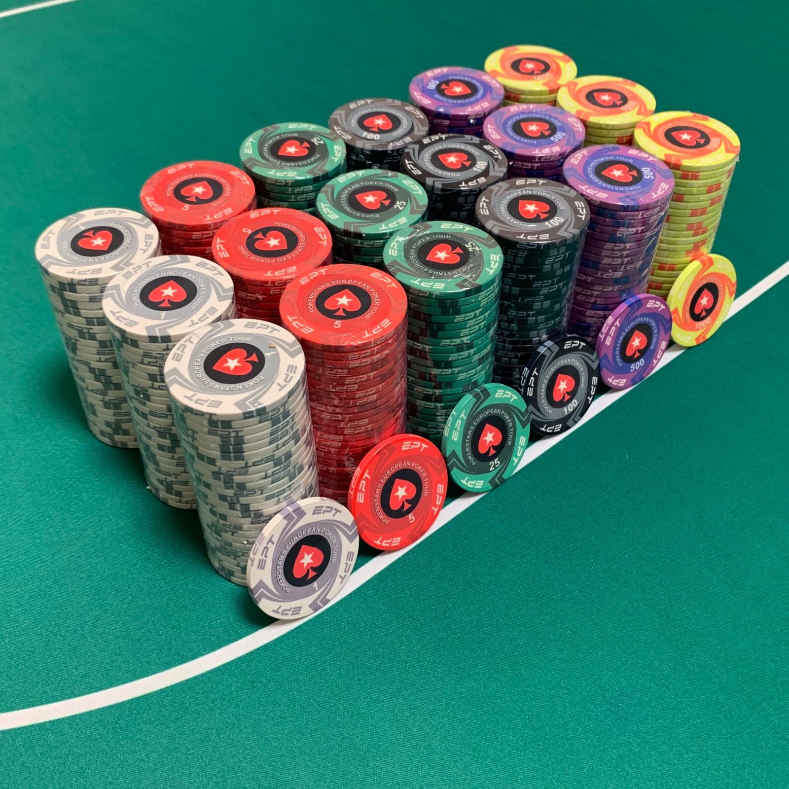 ワンピなど最旬ア！ いいスタイル EPTポーカーチップ約900枚＋COPAGトランプ2個 トランプ