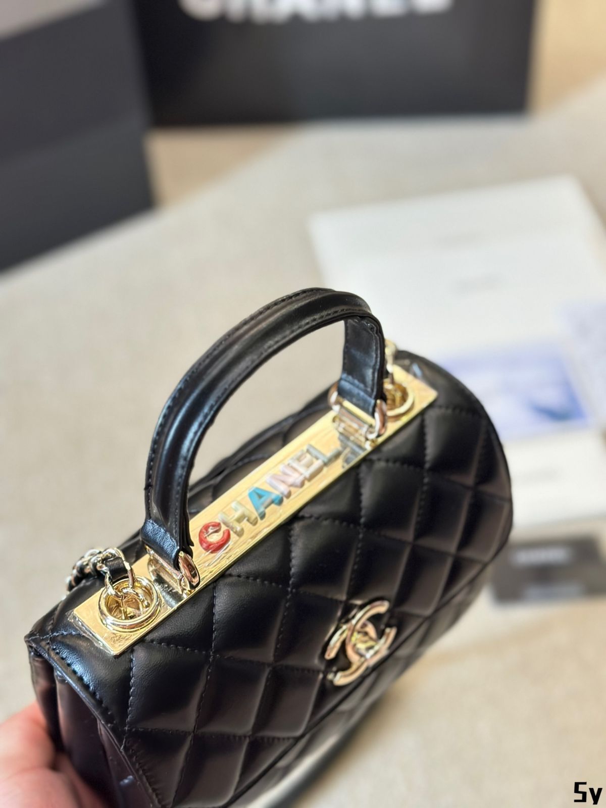 【上品でどんなシーンにも♪】CHANEL☆バック ビジネスシーンにも♪】 CHANEL 《チェーンクラッチ》 (CHANEL