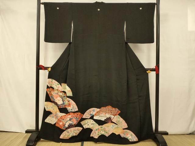 夏着物 黒留袖 絽 扇子に花草模様 銀駒刺繍 KK-2042 夏着物 黒留袖 絽 扇子に花草模様 銀駒刺繍 KK-2042 - メルカリ