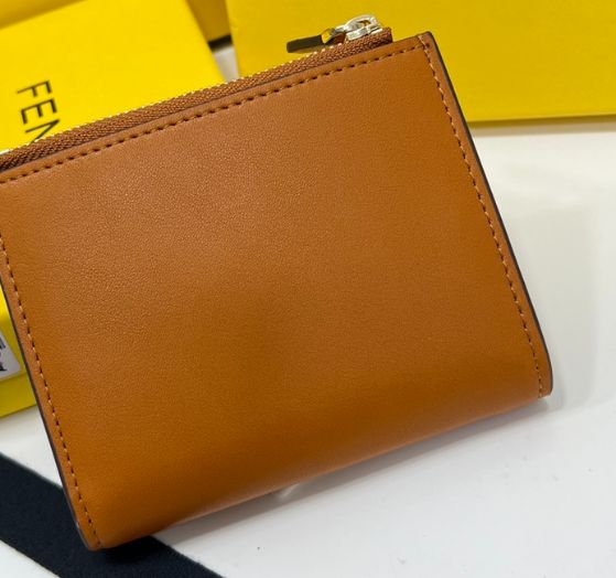 フェンディ　二つ折り財布　ズッカ　FF金具　キャンバス　レザー　茶色　ブラウン Fendi フェンディ FENDI フェンディ 二つ折り財布 ブラウン 箱付き 二