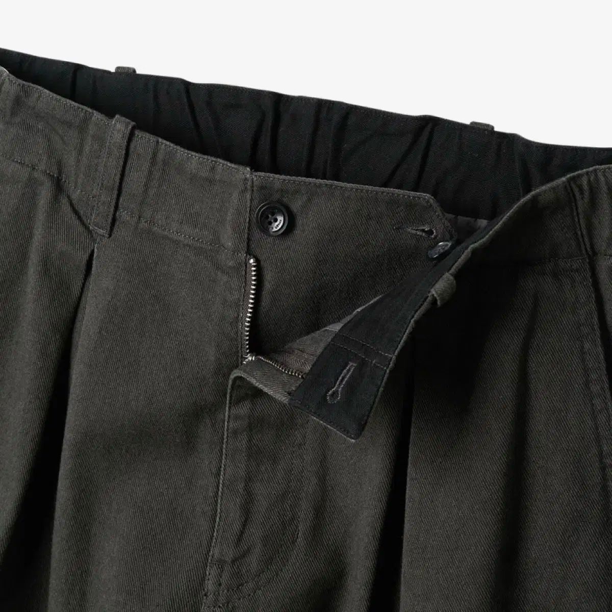 ROUGH SIDE ボックス プリーツパンツ グラファイト