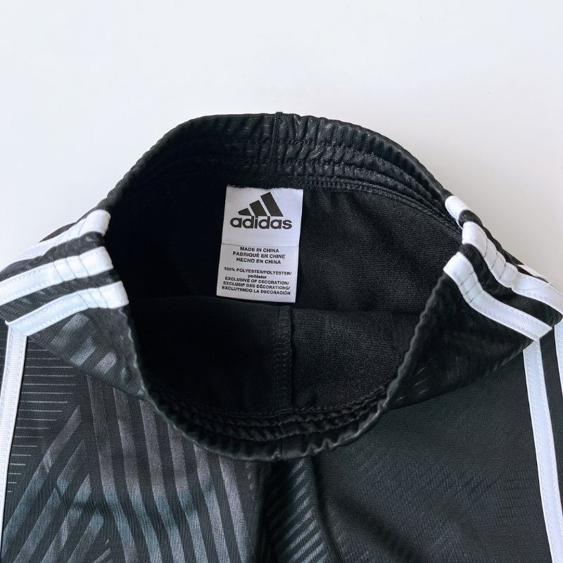 裾フリルがキュート adidas