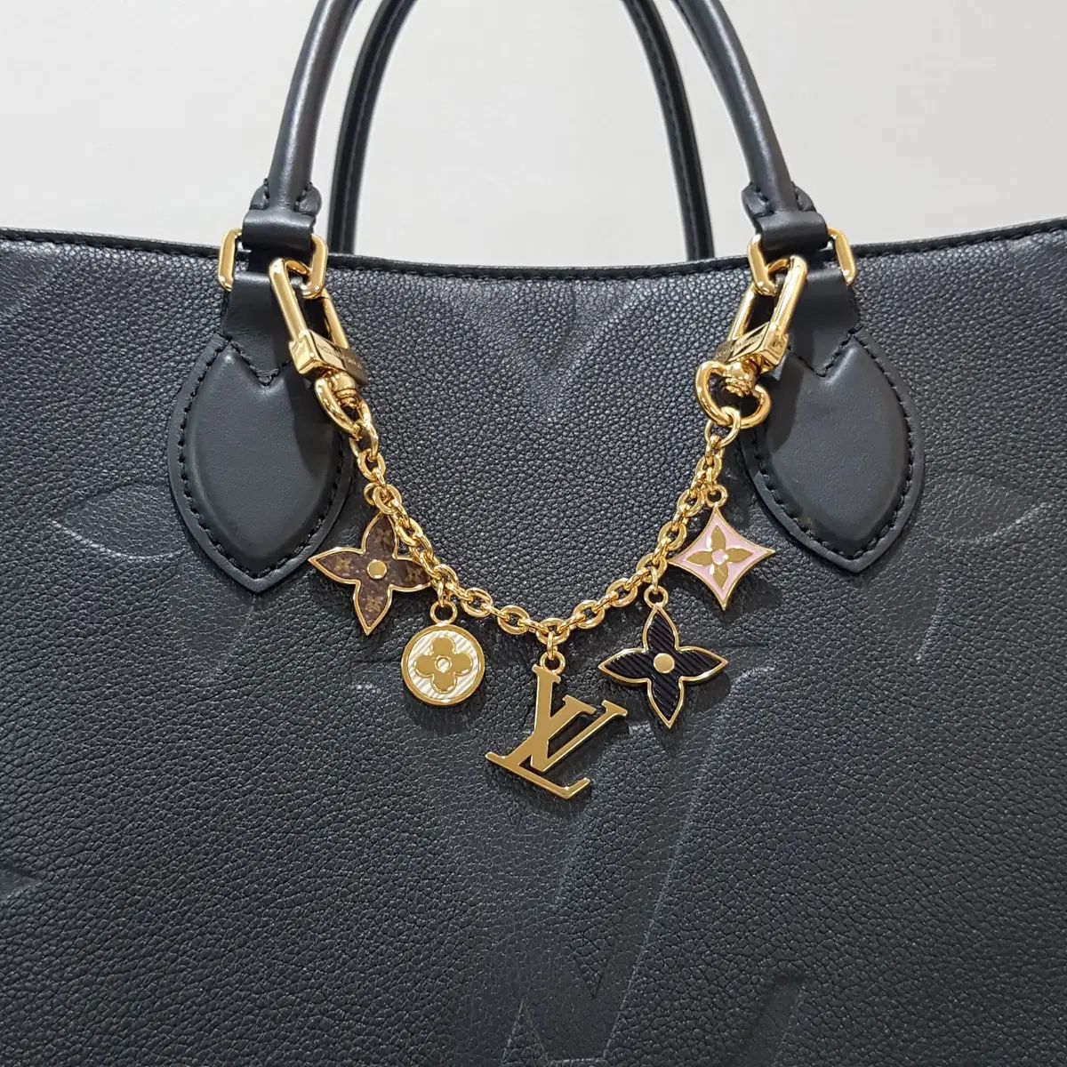 本物 ルイ ヴィトン 春 ストリート チェーン バッグチャーム M01188