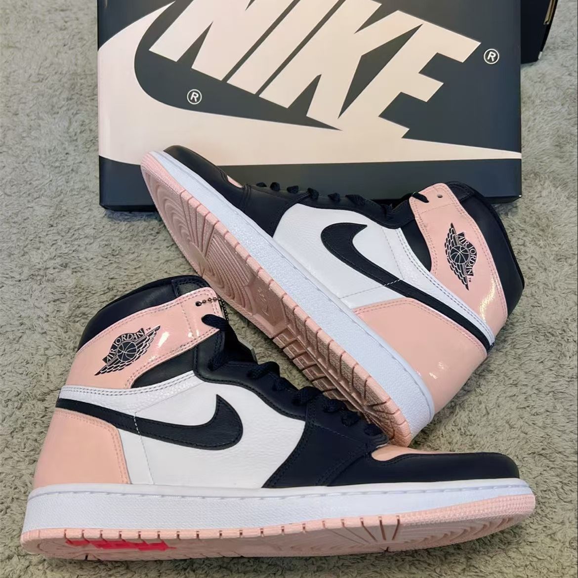 NIKE WMNS AIR JORDAN 1 RETRO HIGH OG SE "CHEWING GUM" ATMOSPHERE/WHITE-LASER PINK-OBSIDIAN