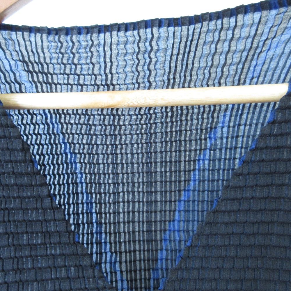 新品同様 ISSEY MIYAKE イッセイミヤケ Vネック バイカラー 長袖  