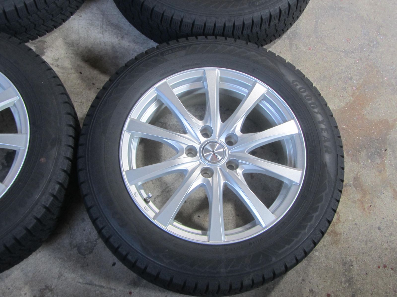 大特価】215/60R17 スタッドレス グッドイヤー アイスナビ8 C-HR外し