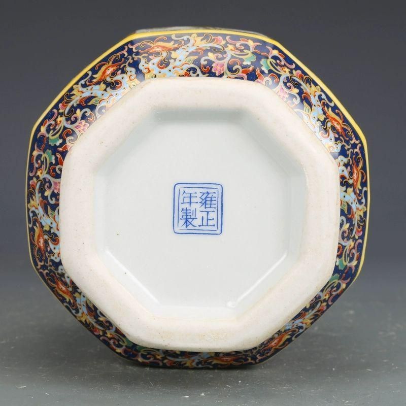 雍正琺瑯彩蒜頭瓶 景徳鎮 陶磁器 装飾品 現代工芸品 美術品 置物 雍正琺瑯彩蒜頭瓶 景徳鎮 陶磁器 装飾品 現代工芸品 美術品 置物