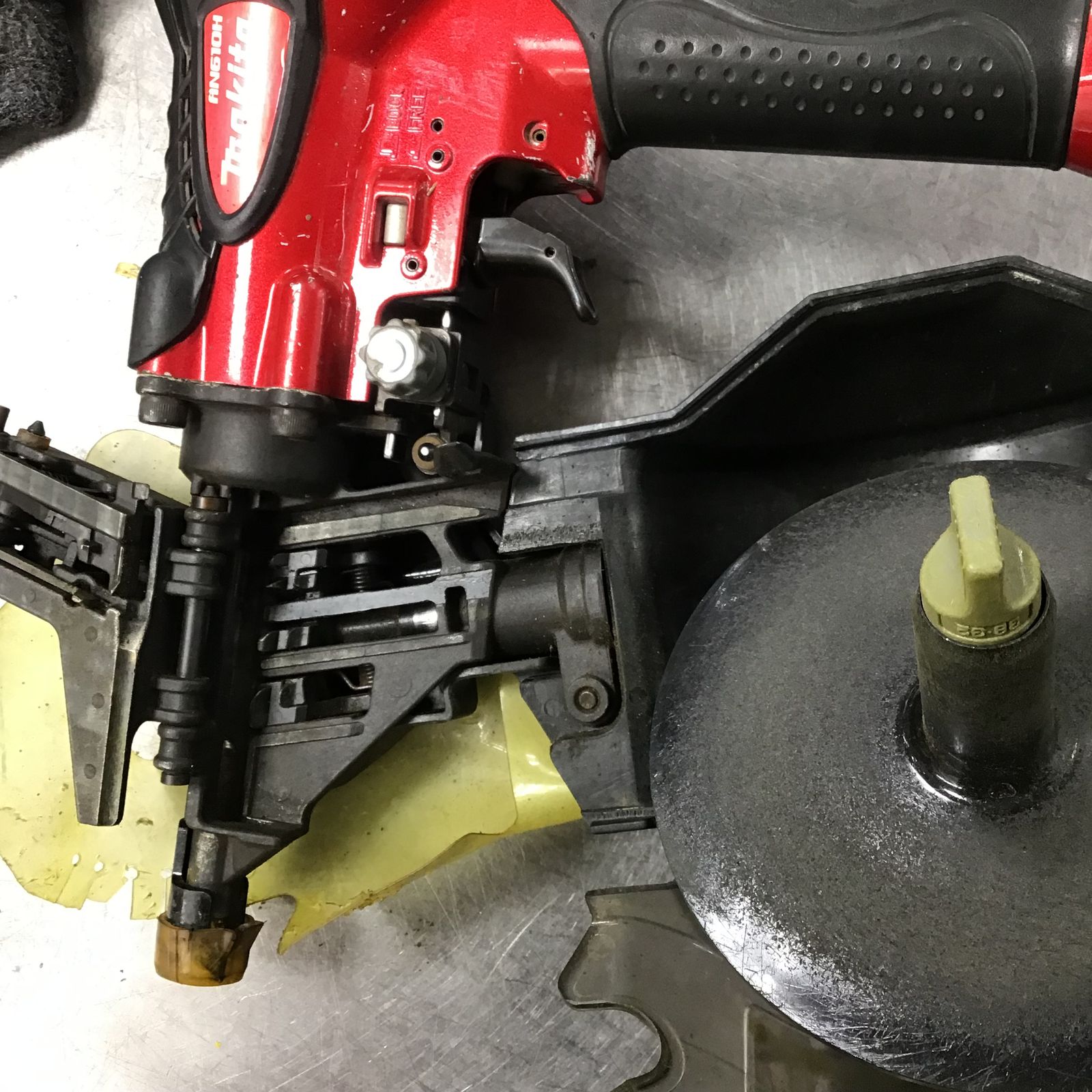 〇マキタ(makita)ロール釘打(コイルネイラ) AN610H【草加店】 - メルカリ 