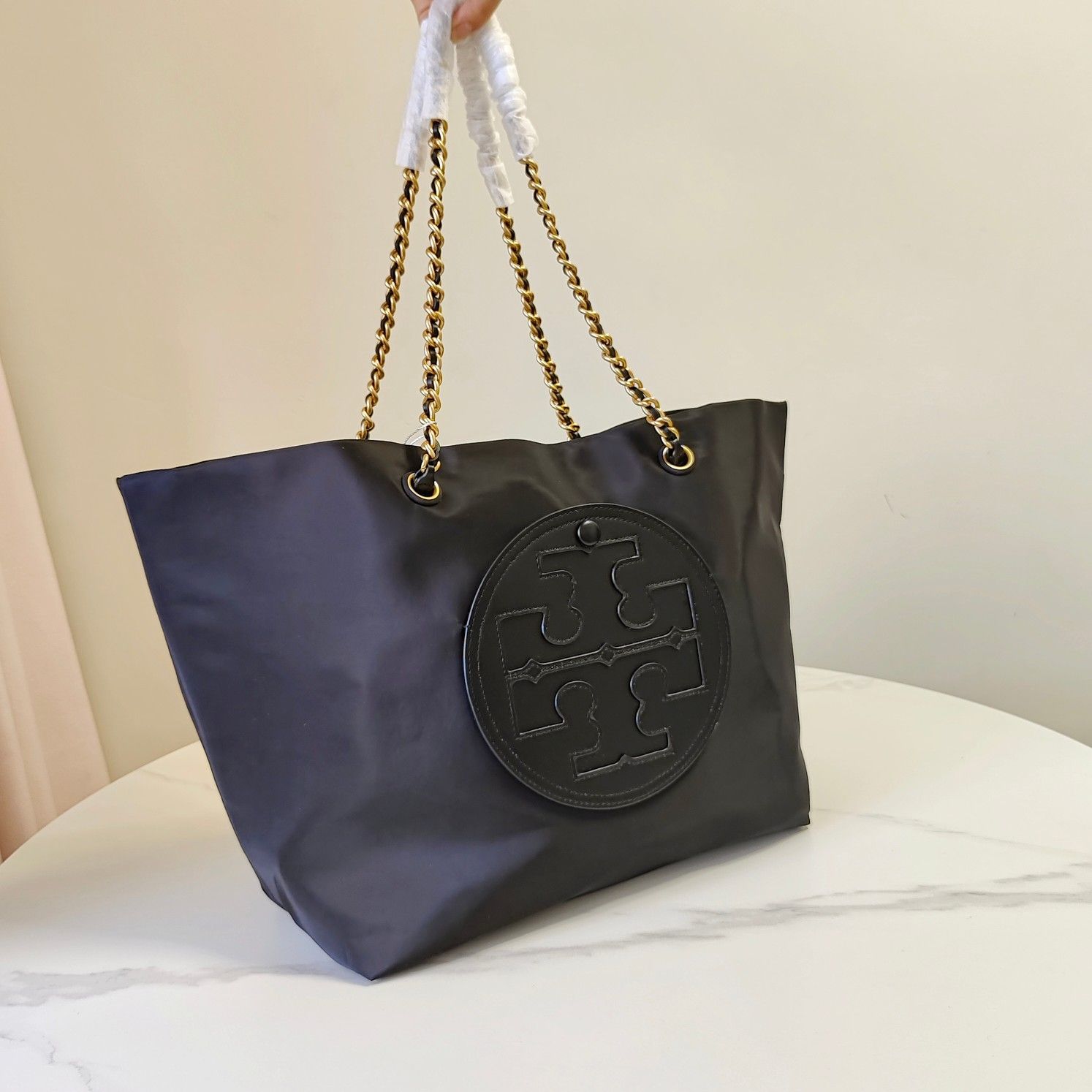 本物 NWT Tory Burch Ella ロゴ チェーン リサイクル ナイロン トート ショッパー チェーンナイロントートバッグ ブラック  新品未使用 ￥51,700 関税込み - メルカリ