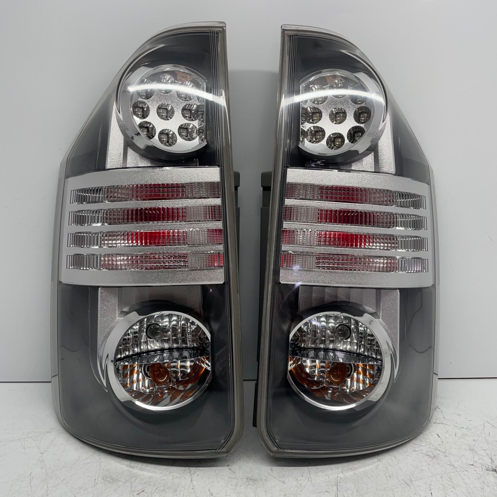 全国無料，SALE ZRR70⁄ZRR75 ヴォクシー 前期 左右テールランプ