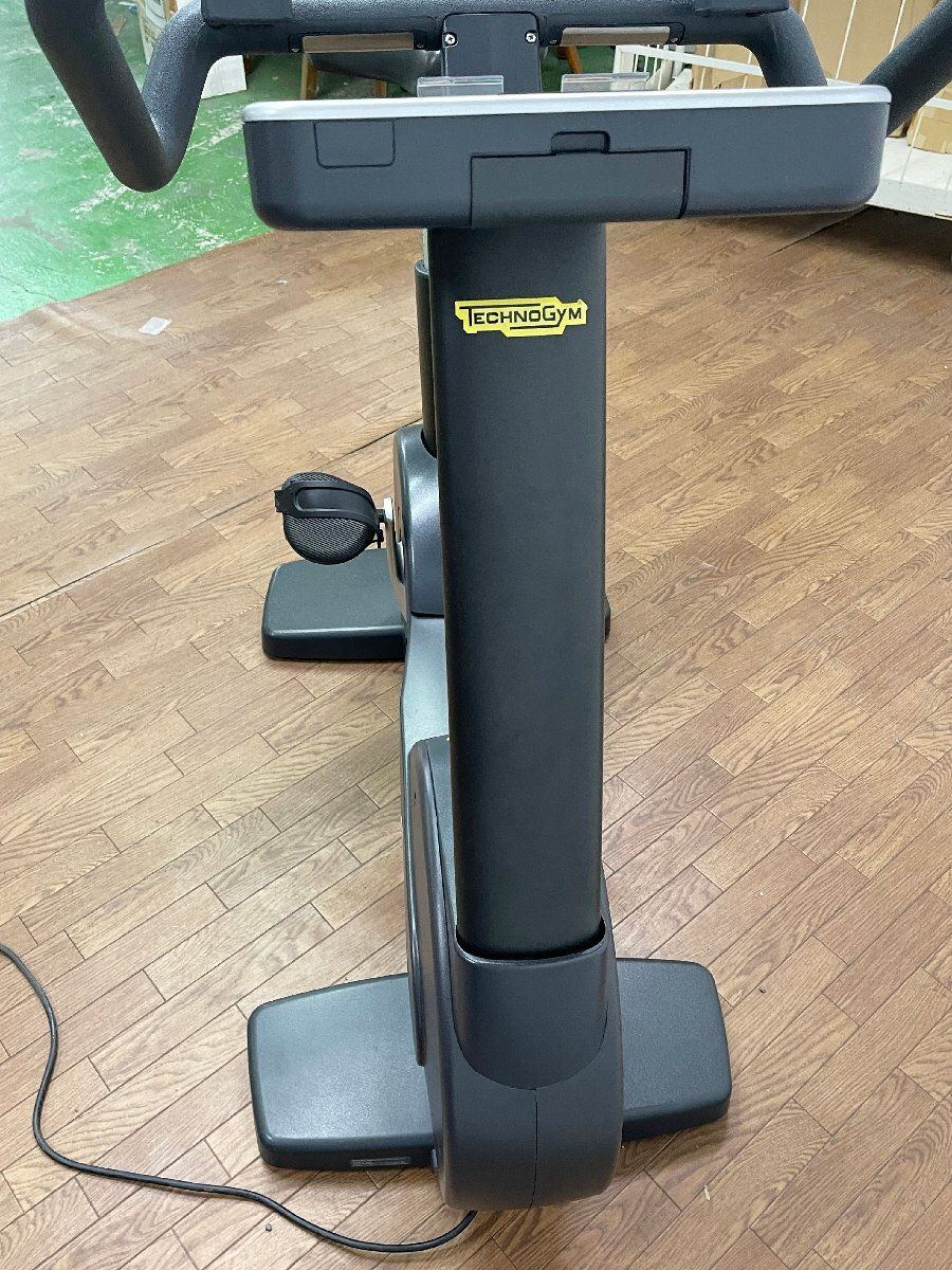 ●テクノジム TECHNOGYM FORMA バイクフォルマ DEC43L エアロバイク フィットネス ホームジム トレーニング 本格的 2020年製 貝1226