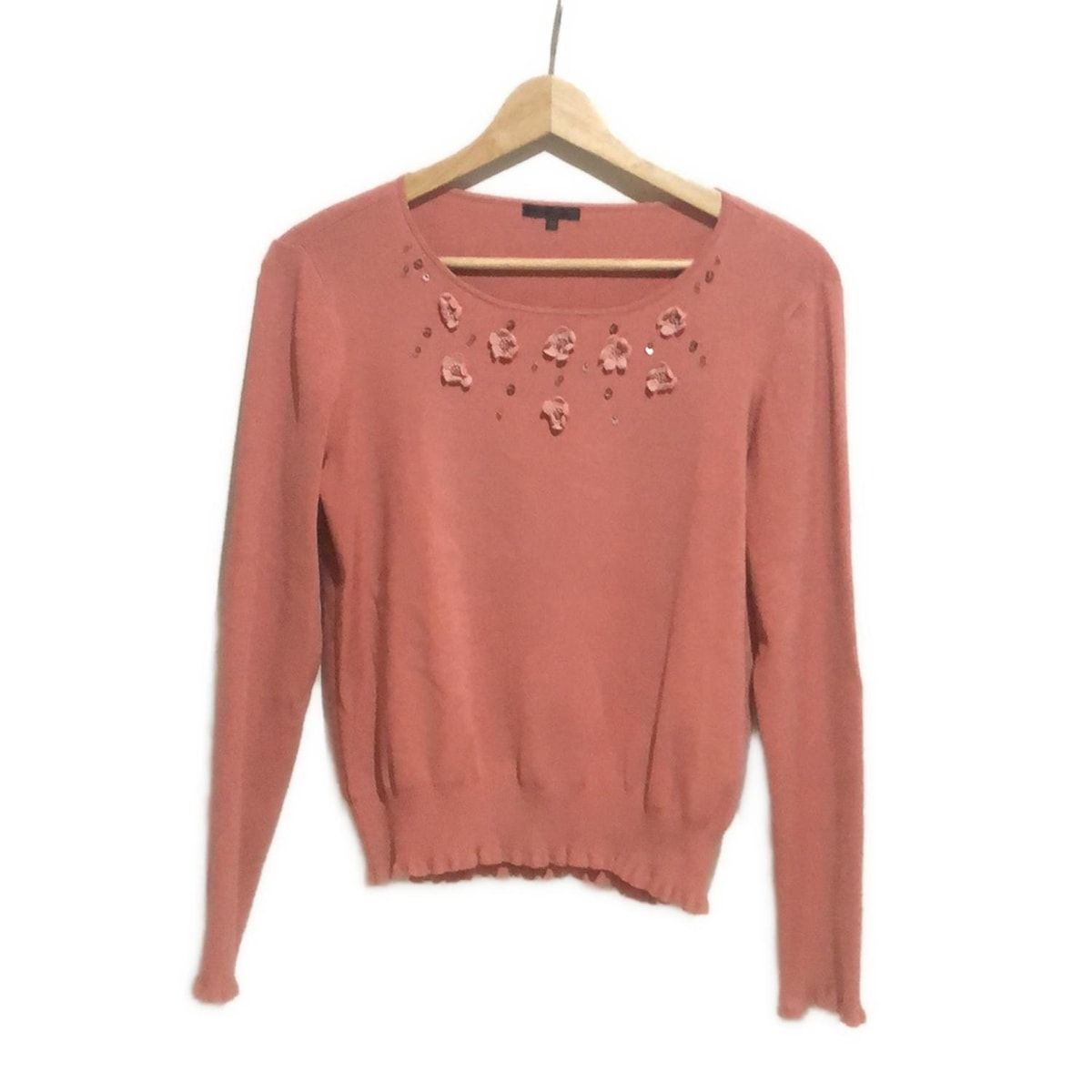 TO BE CHIC - TO BE CHIC(トゥービーシック) 長袖セーター サイズ44 L レディース美品  - ピンク フラワー(花)/スパンコール/ビーズ TO BE CHIC(トゥービーシック) 長袖セーター サイズ44 L