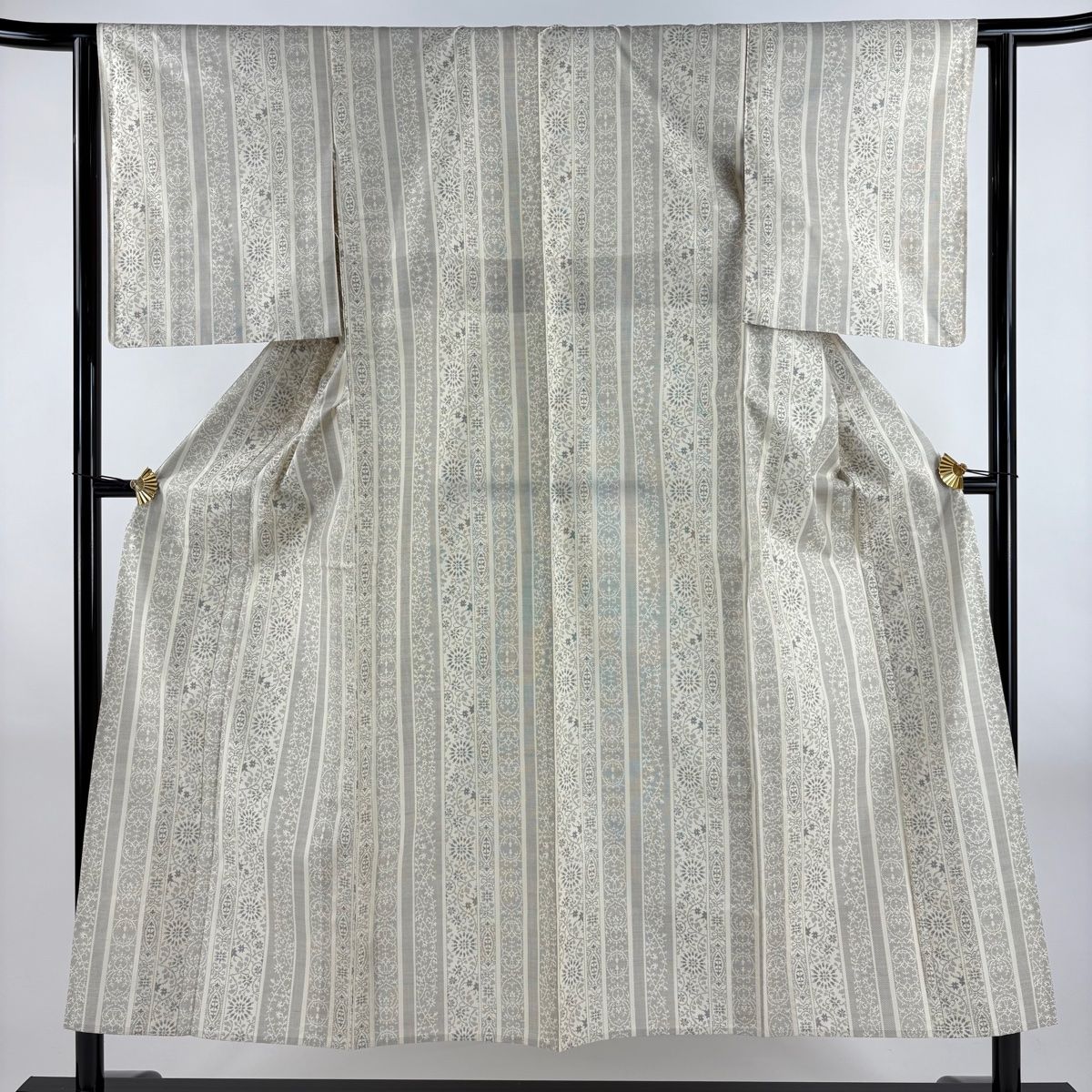 紬 身丈150.5cm 裄丈63cm S 単衣 バチ衿 草花 縦縞 クリーム 正絹 名品