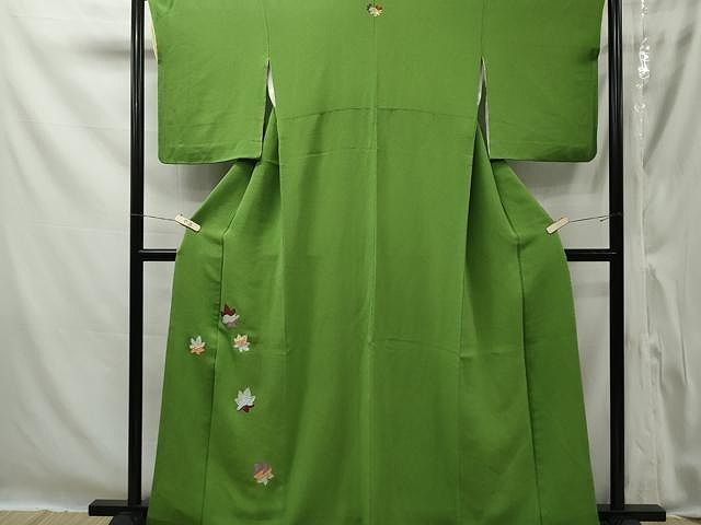 色留袖 正絹 縮緬 一つ抜紋 御所車織文 四季風景人物 部分日本刺繍 裾綿入り 小袖 染分縮緬地鯉瀧草花模様 丸十字紋付 文化遺産オンライン