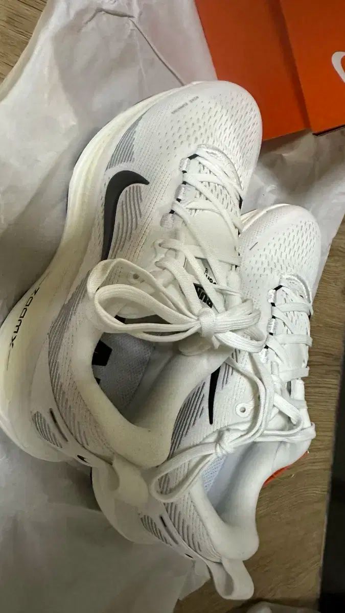 NIKE