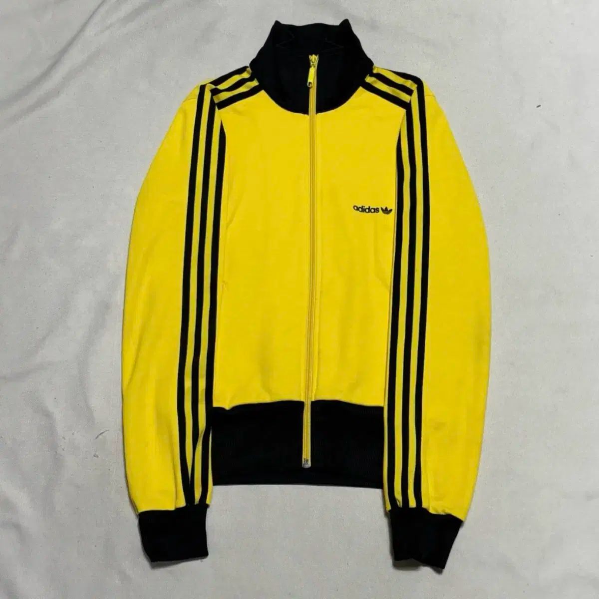 アディダス 黄色