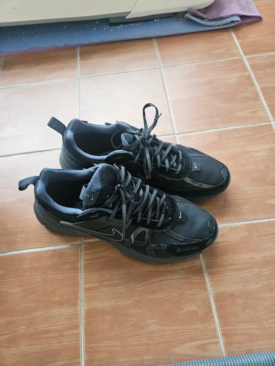 ナイキ ゴアテックス ブラック スニーカー