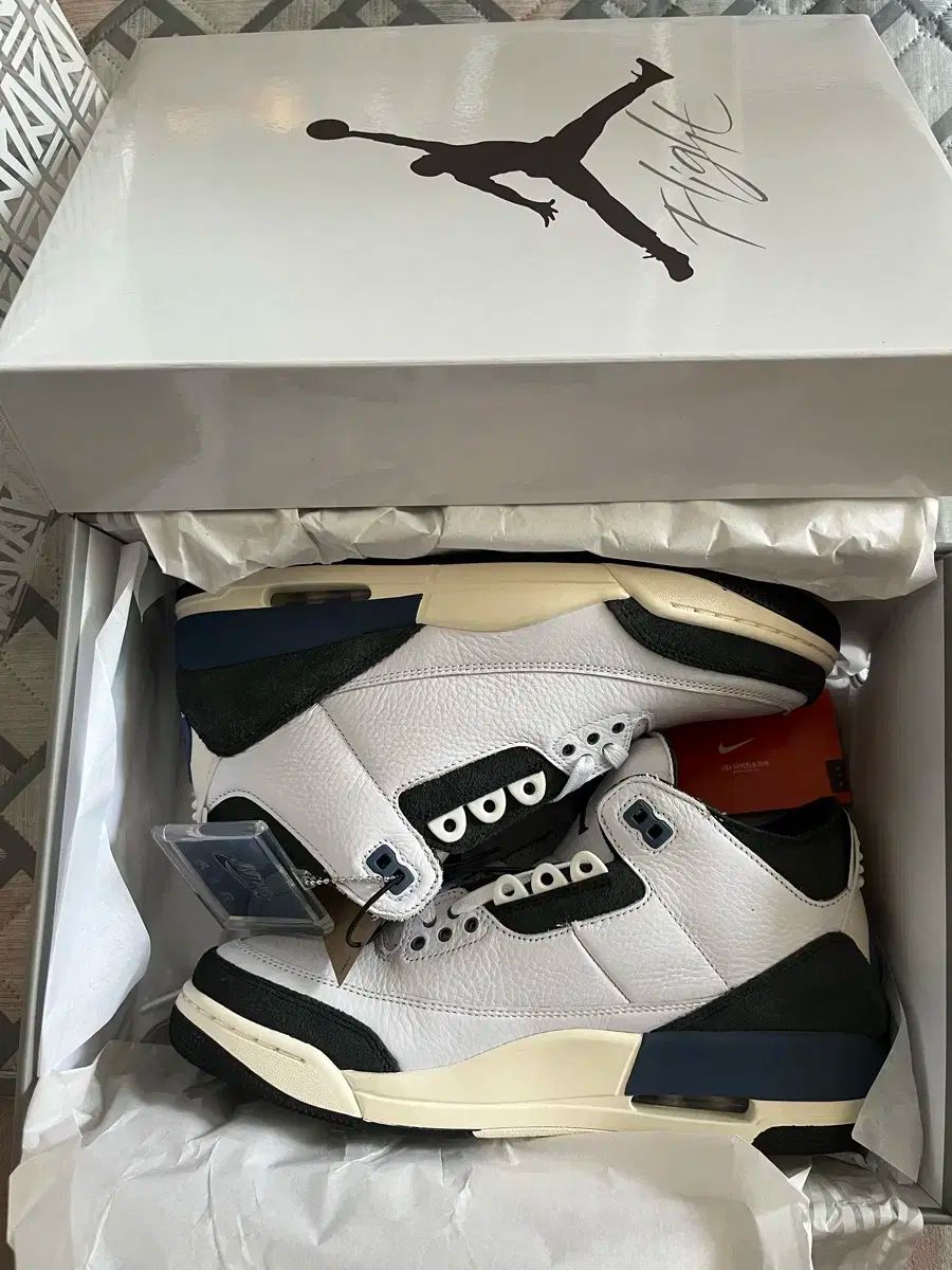 NIKE
