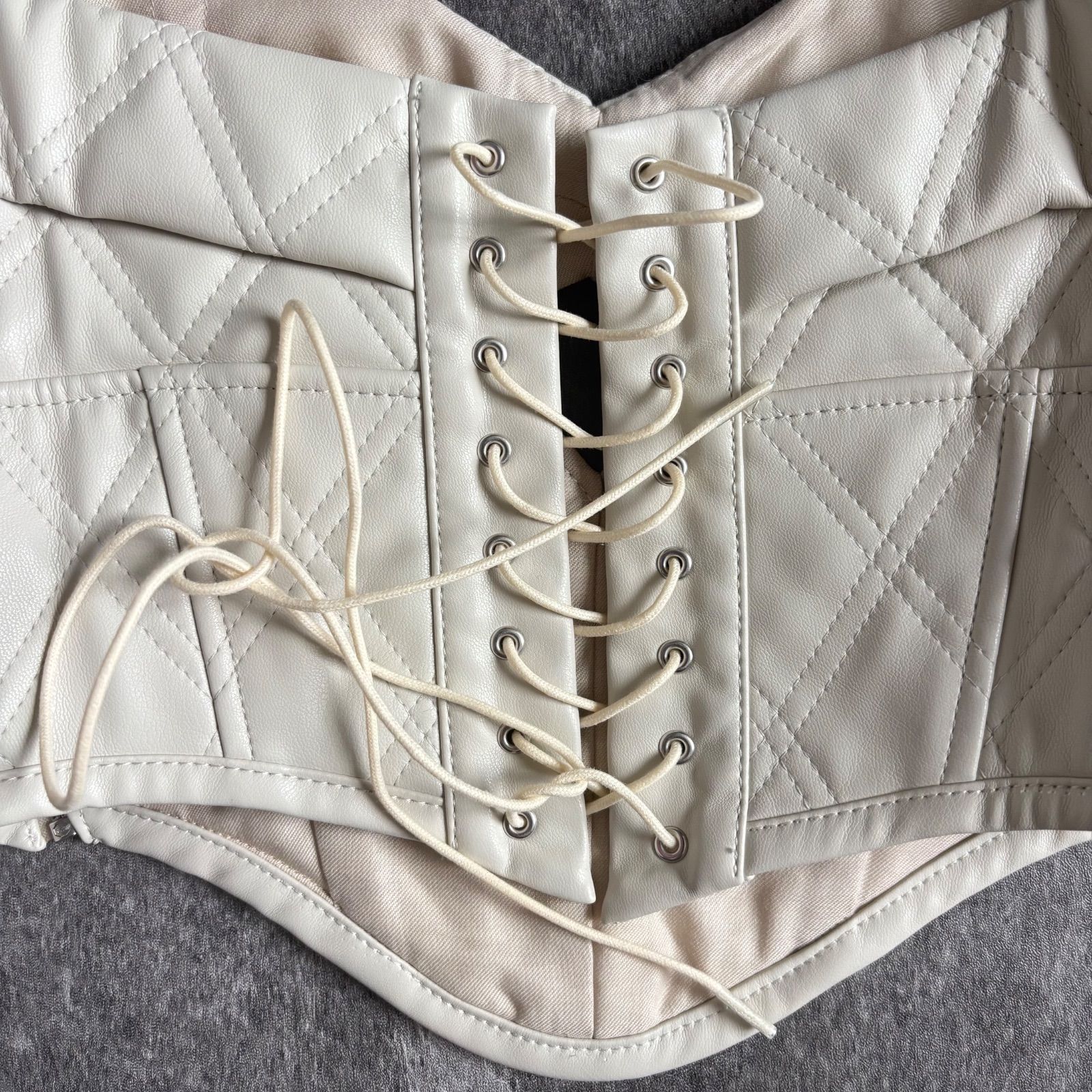 【夏季の新品】 fetico フェティコ 2025-2025AWフェイクレザービスチェ