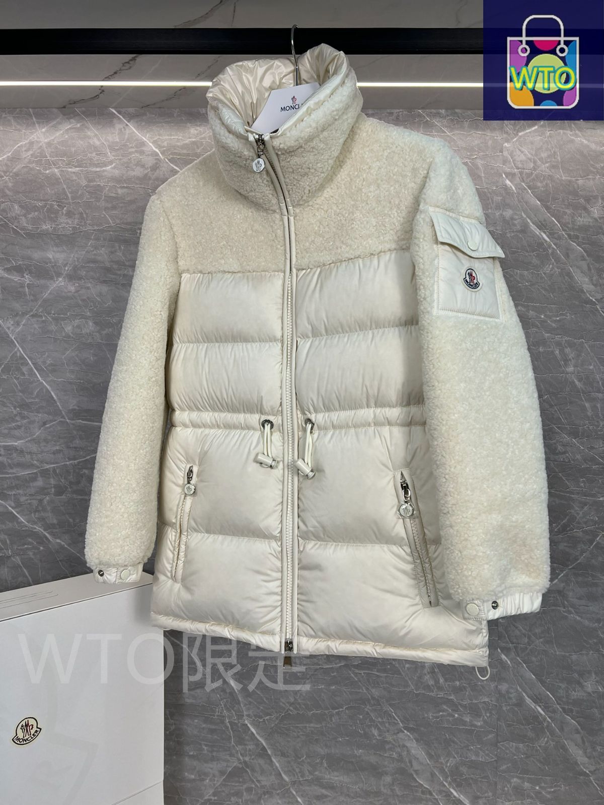 〔美品〕MONCLER モンクレール薄手ダウンジャケット べージュ MONCLERモンクレール ベージュ Escautショートレディースダウン
