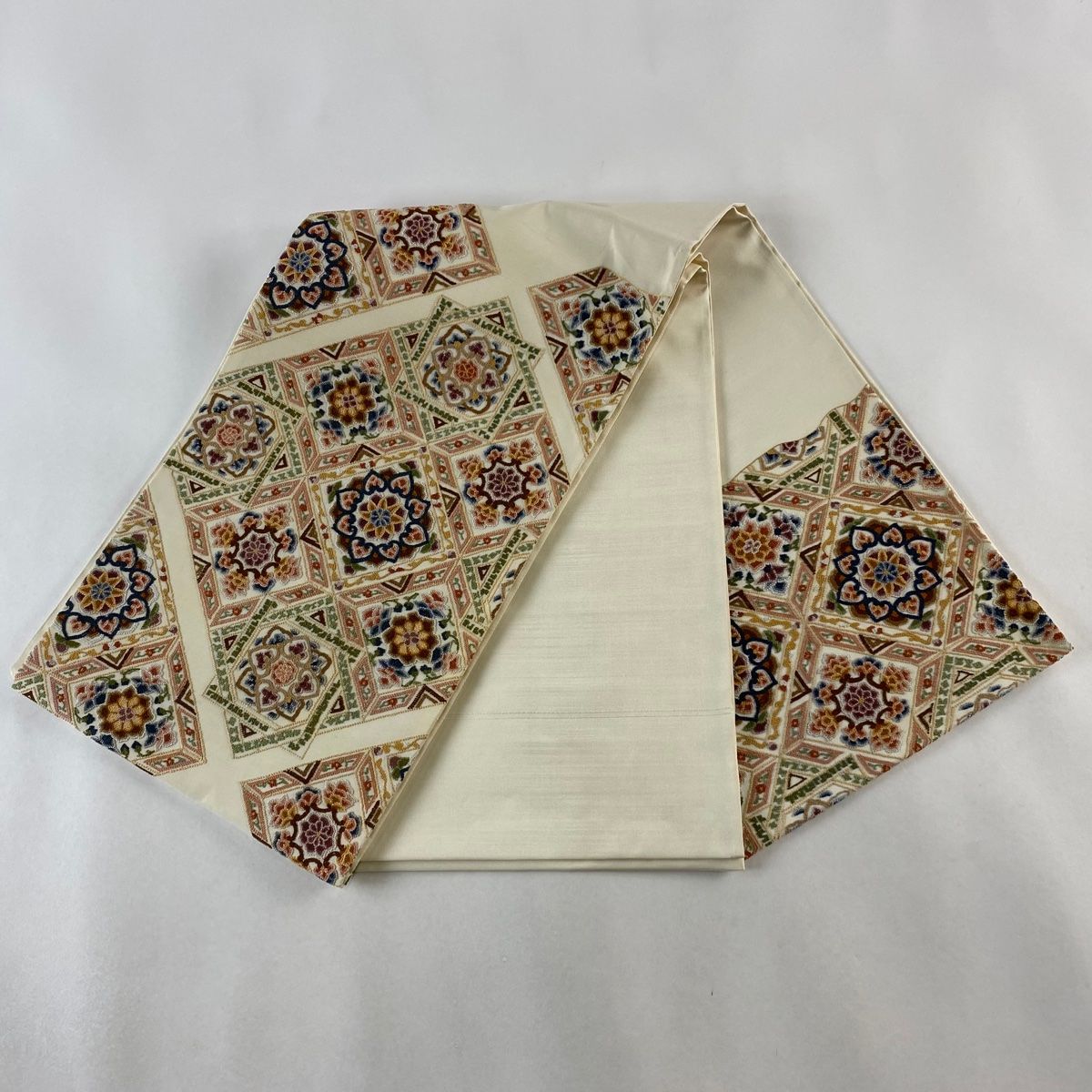 袋帯 美品 名品 華文 草花 相良刺繍 金糸 ベージュ お太鼓柄 正絹