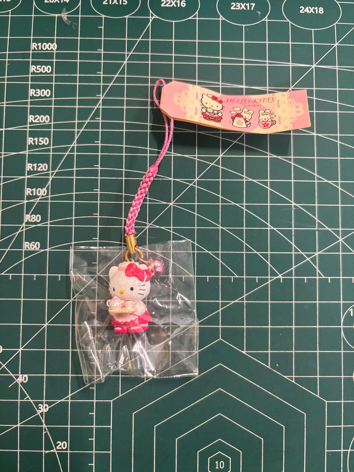 TS-00345 ご当地 キティ根付け ハローキティー ウェイトレス