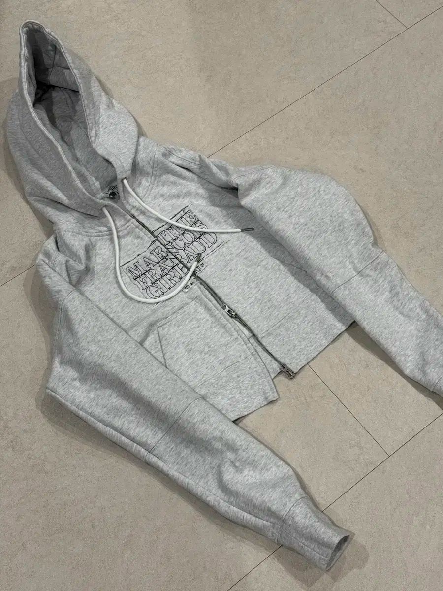 マリテ Classic ロゴ クロップド ジップアップ フーディー