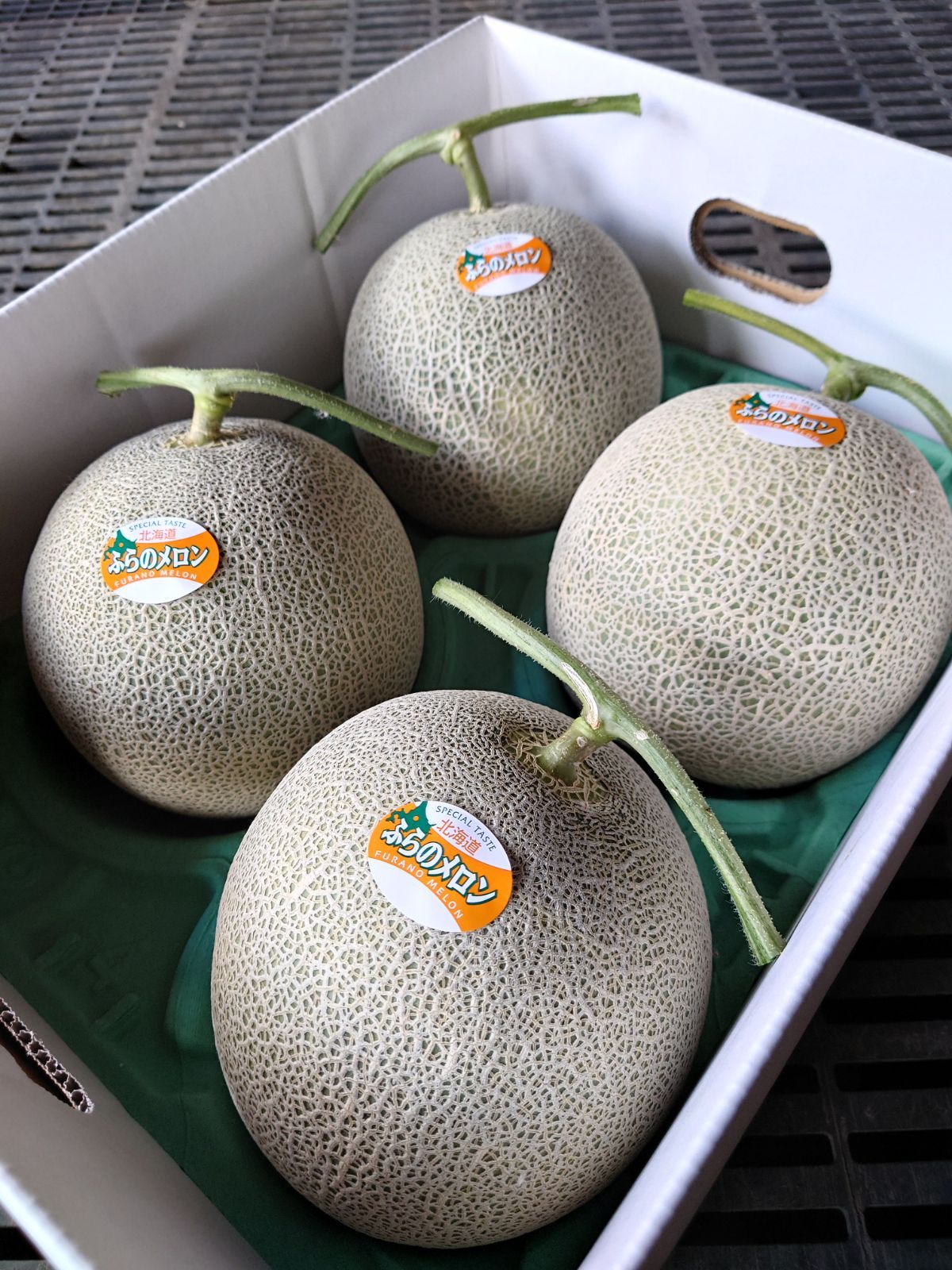 6訳あり　富良野産赤肉メロン　8kg　8玉入り 富良野産赤肉メロン(8kg) 大箱(4玉〜6玉) - メルカリ