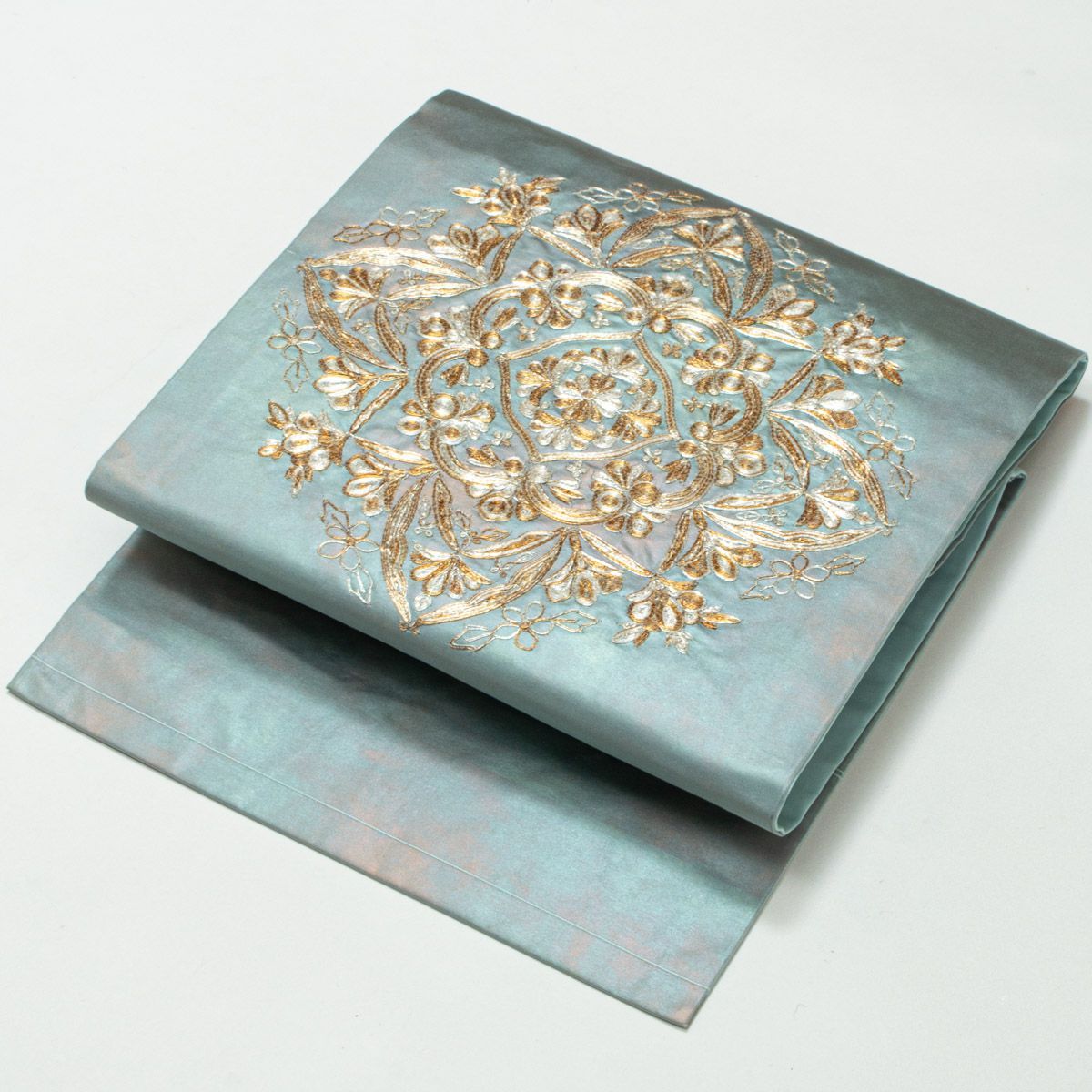 九寸名古屋帯 金銀箔糸 相良刺繍 花紋 お太鼓柄 エメラルドグリーン MWR 九寸名古屋帯 金銀箔糸 相良刺繍 花紋 お太鼓柄 エメラルド