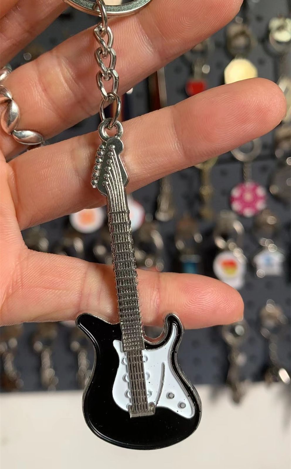 エレキギター キーホルダー キーリング ブラック ロック パンク バンド