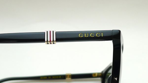 グッチ　サングラス　シェリーラインロゴ GUCCIロゴと赤緑のシェリーラインカラーのパーツが入った
