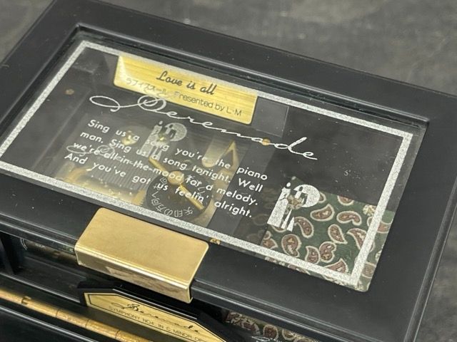 美品 DISCRETION オルゴール ピアノ型 ブラック ラブイズオール 小物