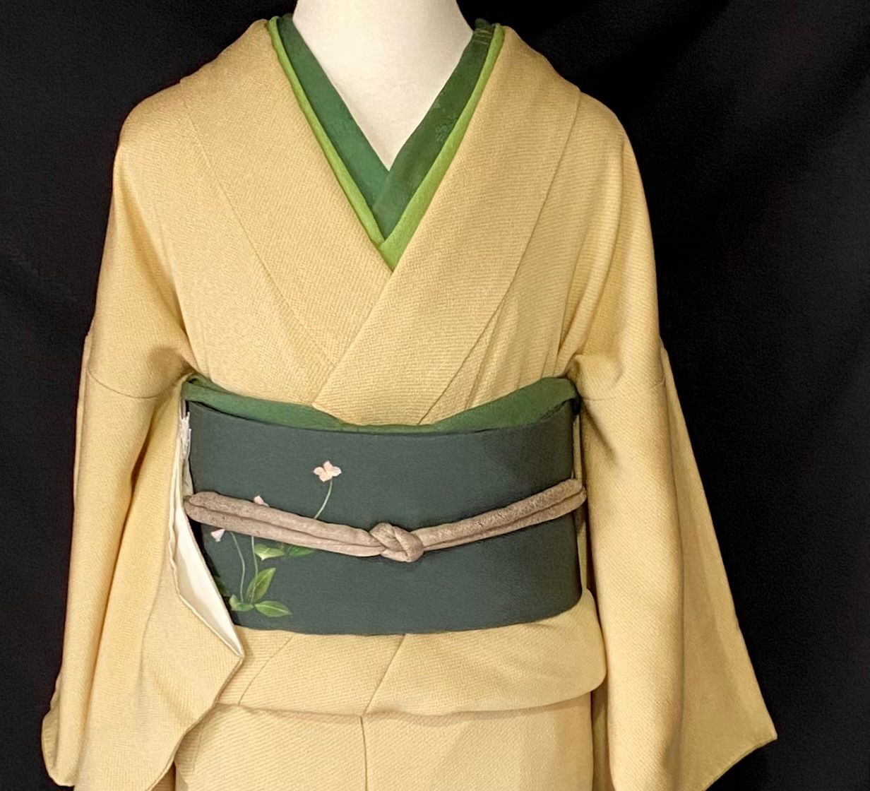 淡い抹茶の縮緬小紋〉作家物 一つ紋 汎用性高い コーデしやすい 美品 