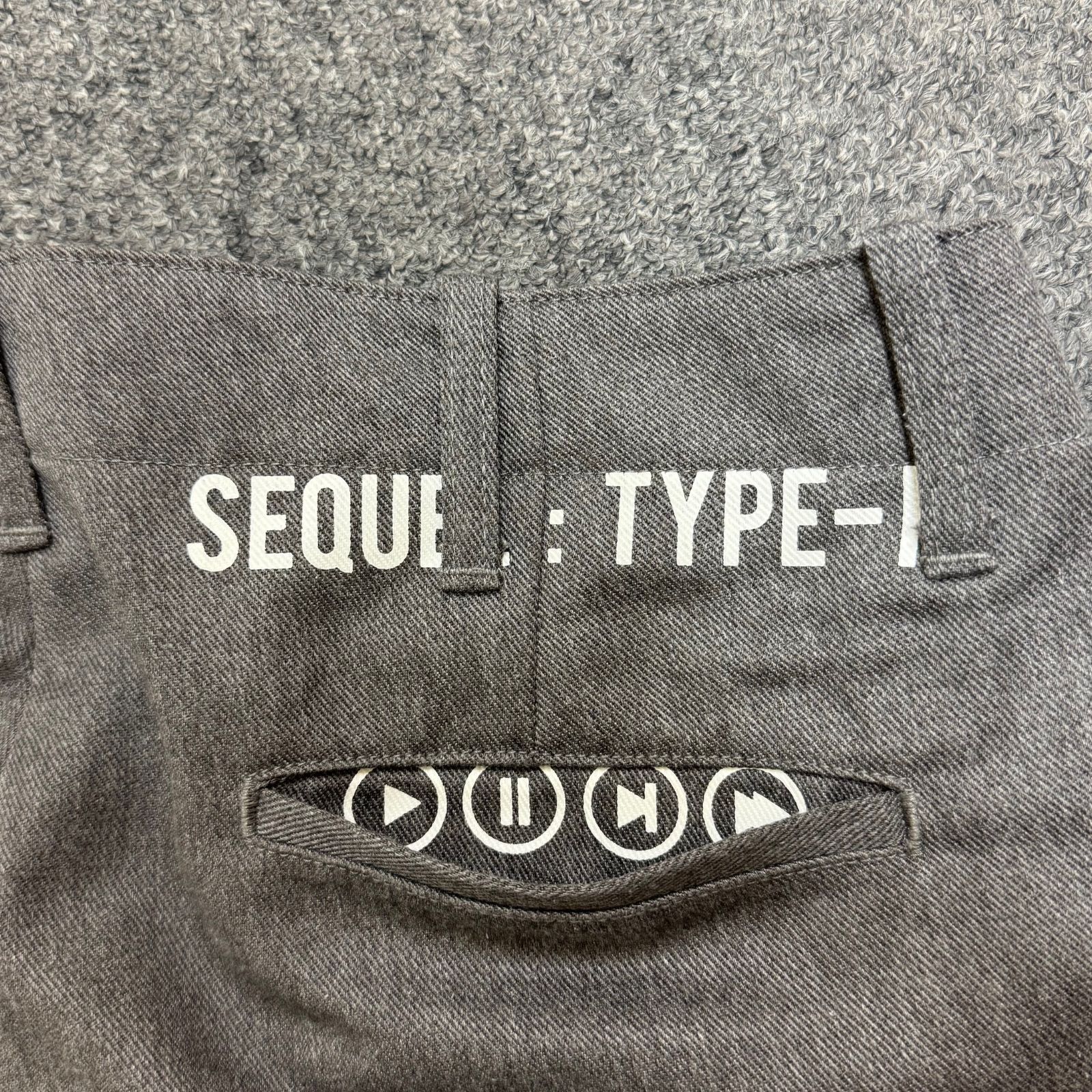 グレー