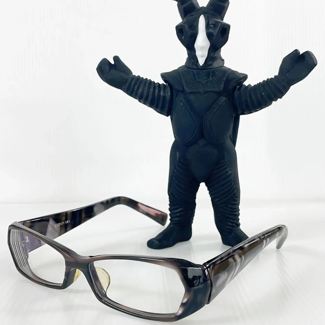 ゼットンvs less than human コラボフィギュア