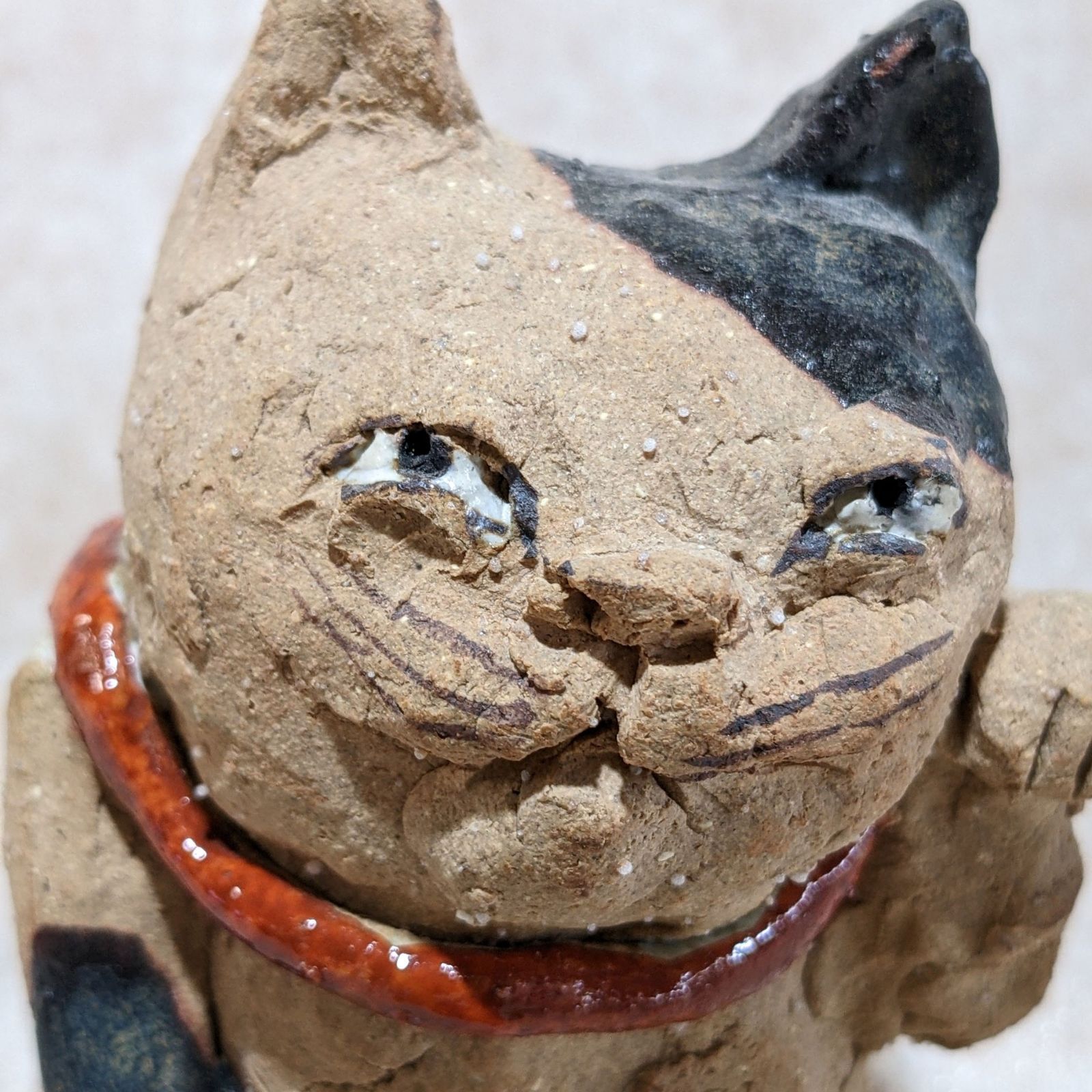 1-39 ささきようこ 作 陶人形 招き猫 赤えりまき 座布団付き ささきようこさん作 陶人形 招き猫 赤襟巻 - メルカリ