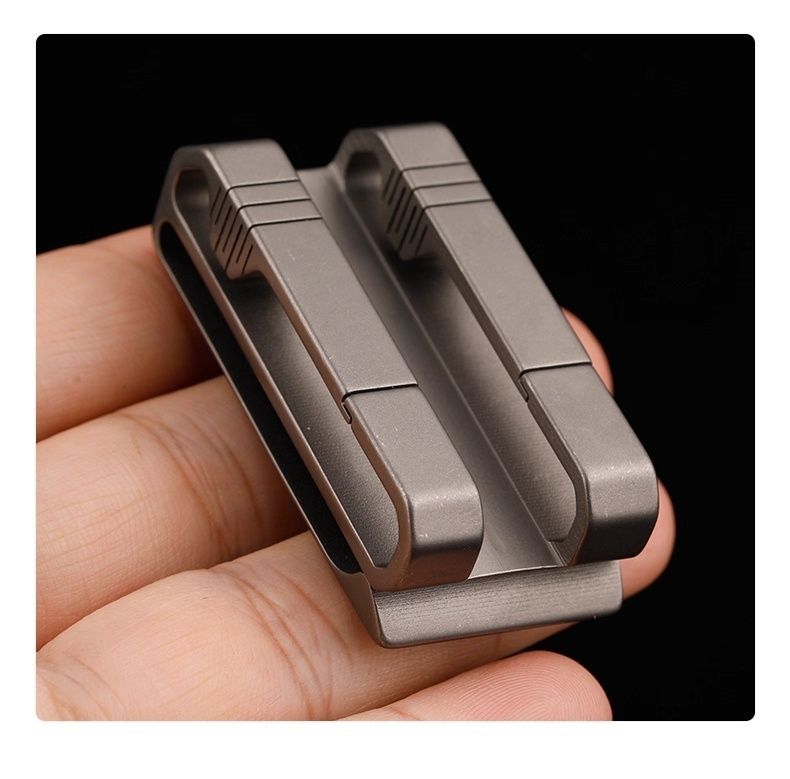 SGYP177 チタン合金製 多用途キークリップ 無垢削り出し ダブルフック式 ベルト掛け キーホルダー メンズ EDC アウトドア 小型 軽量 オリジナルデザイン 鍵掛け 車の鍵 休暇 旅行 小規模ブランド 手作り