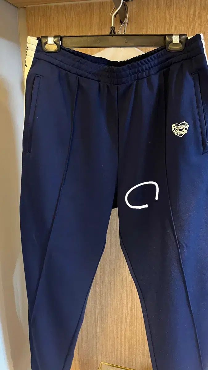 トラックパンツ