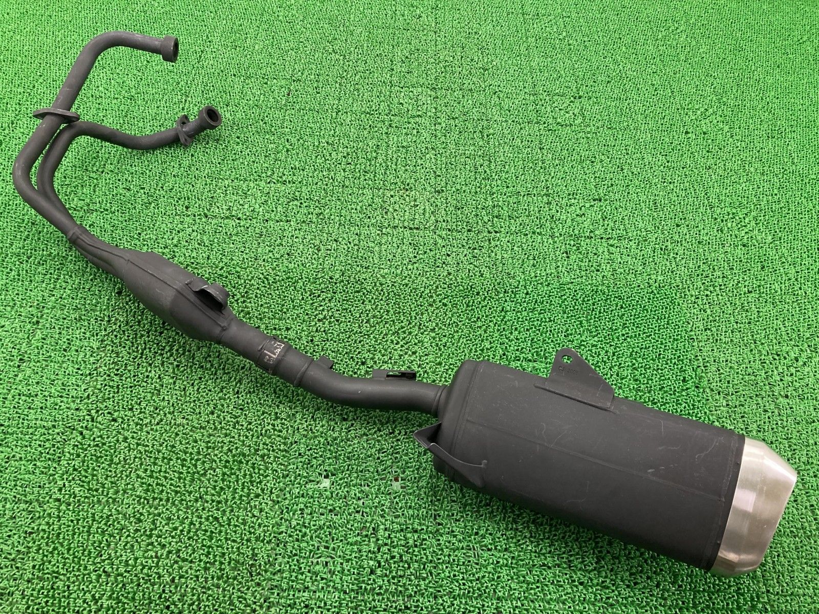 Vストローム250 マフラー 20K0/21K0 スズキ 純正 バイク 部品 DS11A 20K0 21K0 希少なフルエキ コケキズなし 割れ欠け無し 【中古】 84 Vストローム250 マフラー 20K0/21K0 スズキ 純正 バイク 部品 DS11A