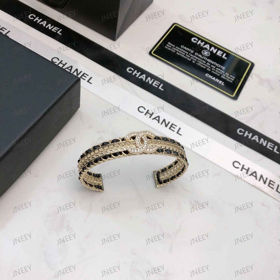 CHANEL シャネル】CCロゴ バングル レザー ブレスレット - メルカリ