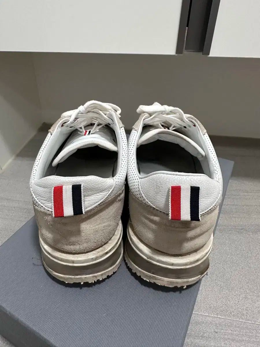 緊急値下げ中【Thom Browne】 スニーカー THOM BROWNE(トムブラウン) スニーカー(メンズ) - 海外通販のBUYMA